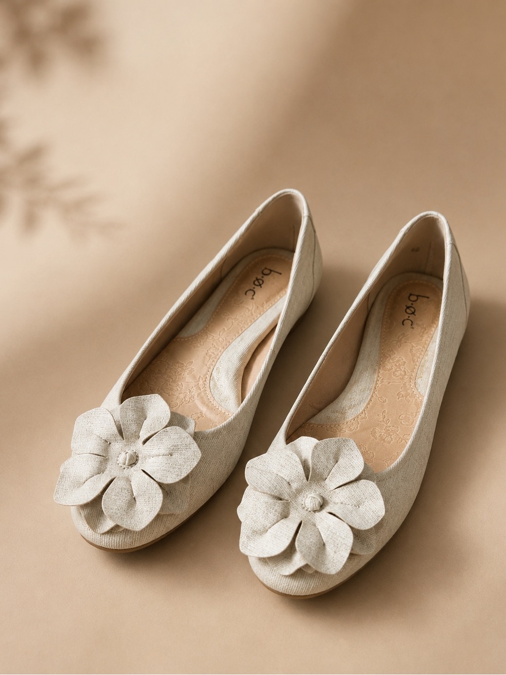 b.o.c. Born Concept Ivory Flower Ballet Flats Size 7M NWT